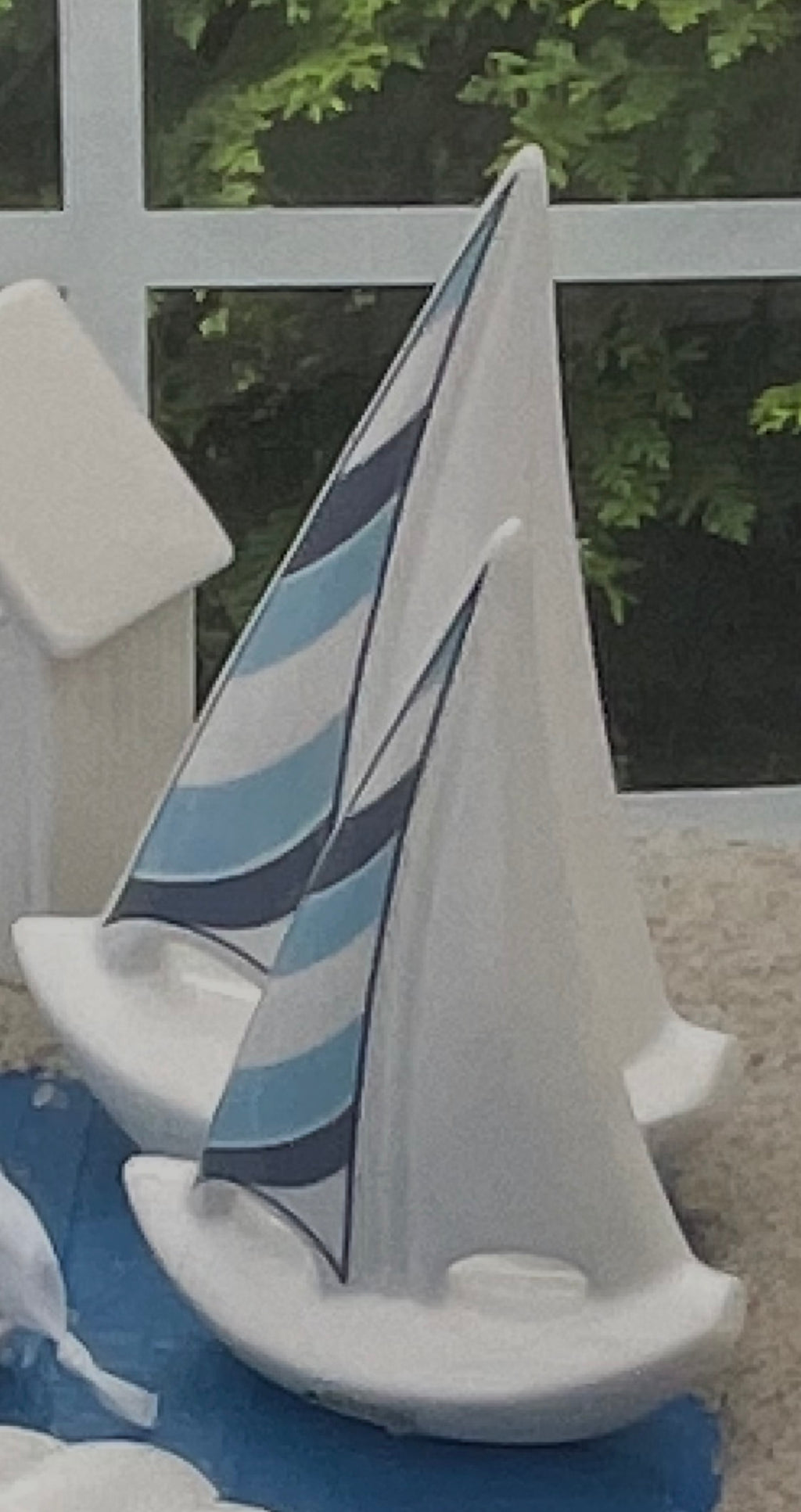 Tiziano Deko-Boot Andiamo mit blau-weiß gestreiften Segeln, 2 Größen